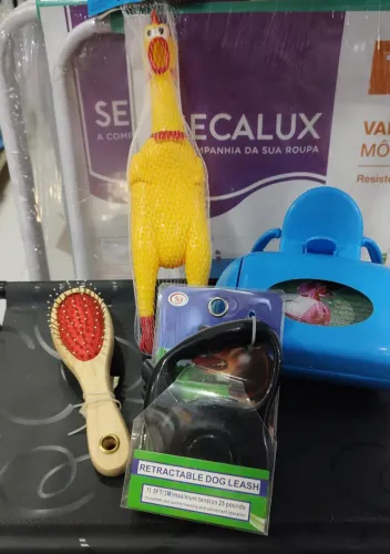 kit pet , com guia retrátil , escova para os pelos , pá coletora higiênica e o frango 