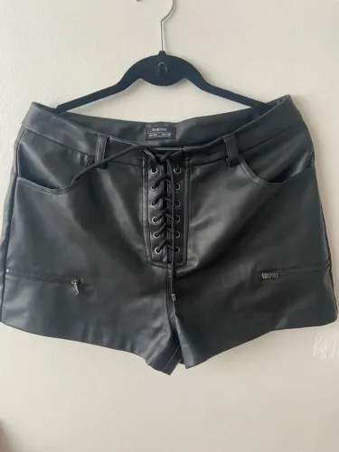 Shorts de couro sintético com amarração