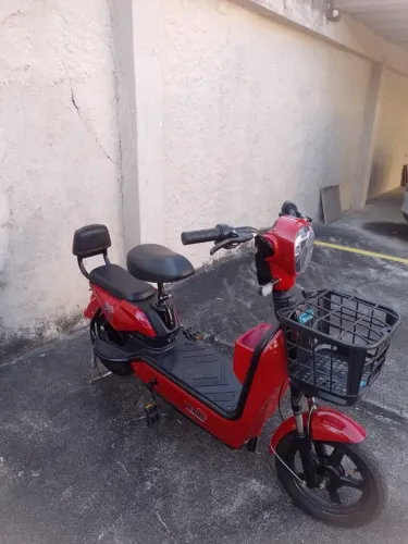 Bicicleta elétrica muito nova 