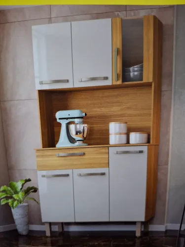 Armário de Cozinha Completo Branco com Detalhes em Madeira