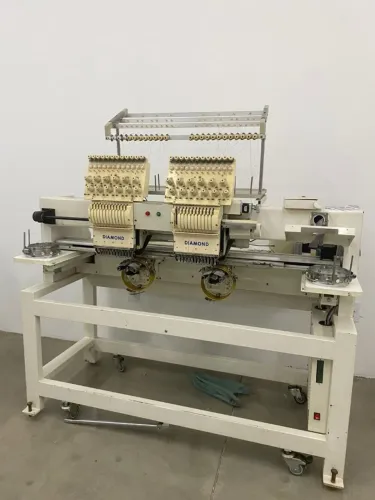 Máquina de Bordado - 2 cabeças - borda boné e plano