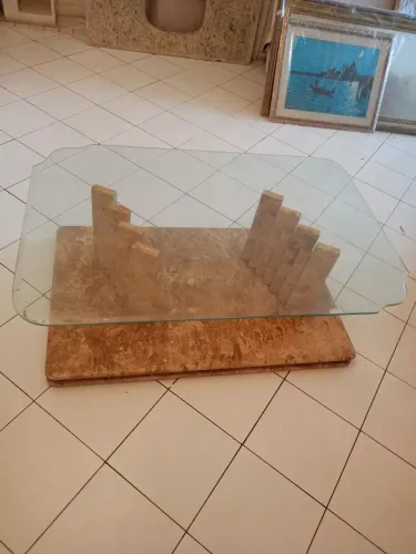 Mesa de centro estilizada, com suporte em granito estilizado. Linda!!!