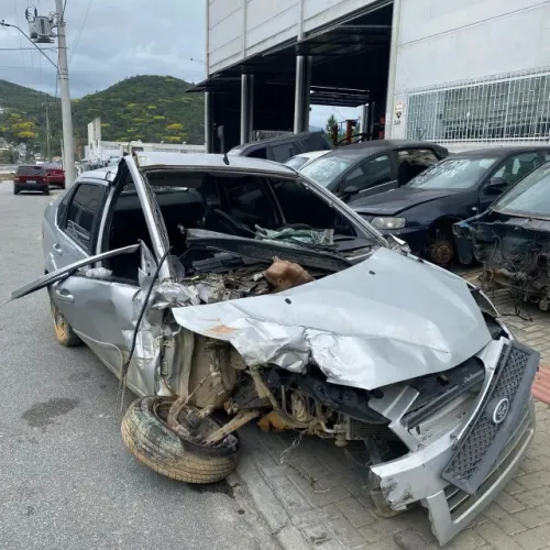 Fiesta Sedan Ford em estado de sucata, completo ar e dir.