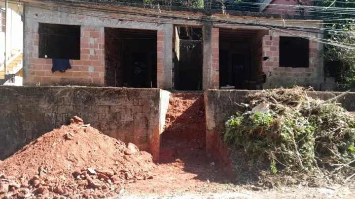 Construção Inacabada para 4 Apartamentos em Boca do Mato