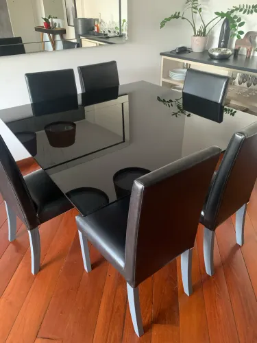 Mesa de vidro preto com 6 cadeiras