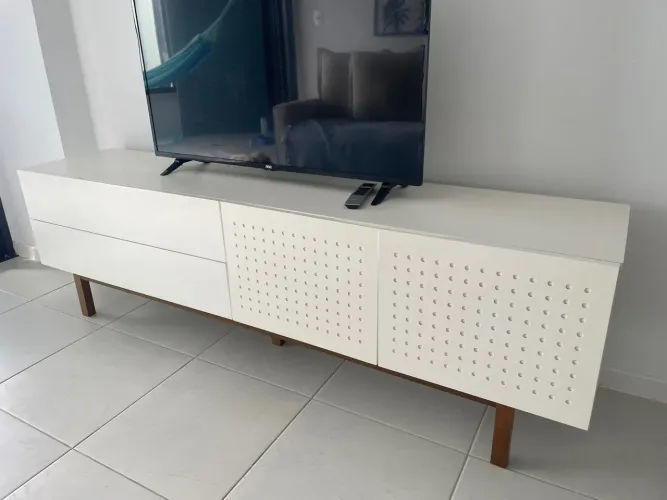 Rack de TV branco com detalhes em madeira