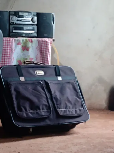 Mala de viagem com Rodinhas,antiga Semi nova Reforçada 