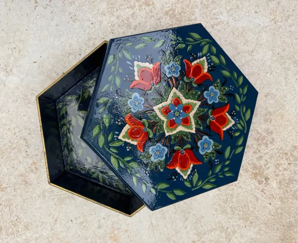 Caixa de madeira hexagonal toda pintada a mão