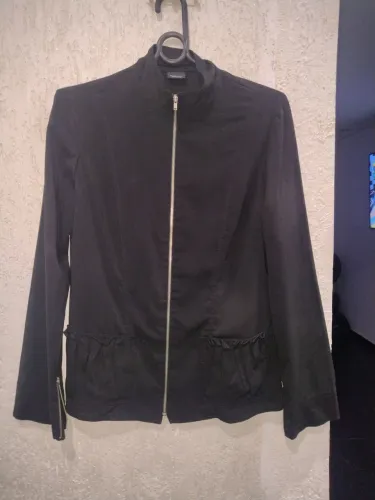 Casaquinho Preto com Detalhes em zíper