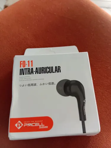 Fone de ouvido com fio branco