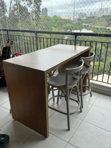 Balcão gourmet com 4 cadeiras altas