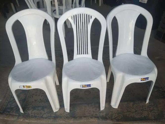 Cadeiras de Plástico Brancas - Perfeitas para Eventos!