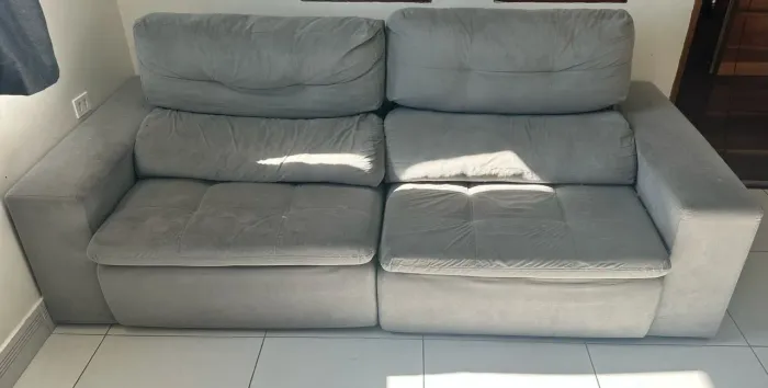 Vendo 2 Sofás na cor Cinza super Confortável e Espaçoso, sofá retrátil