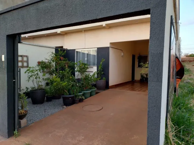 Vende-se casa 3quartos em Nerópolis ao lado do Plaza hotel. 