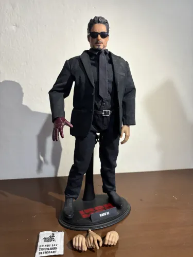 Hot Toys Movie Masterpiece 1/6 - Tony Stark (Iron Man Mark III) - com traje social