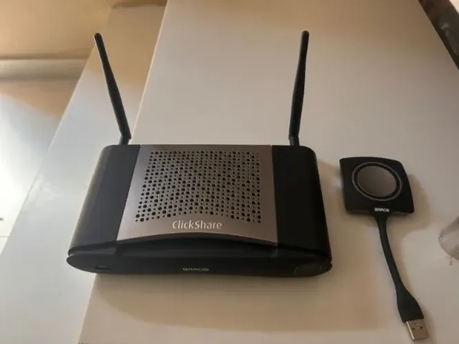 Barco Cse-200 Clickshare 1x Base E 1x Botões ( Semi Novo ) (Usado)