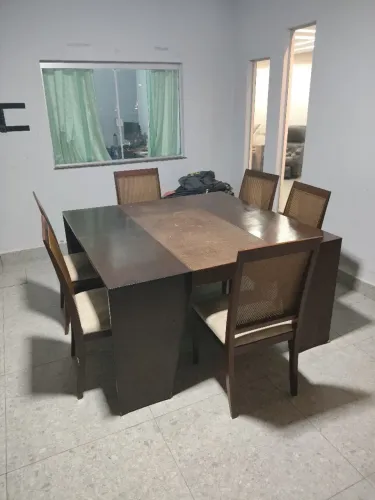 Mesa de madeira com 6 cadeiras