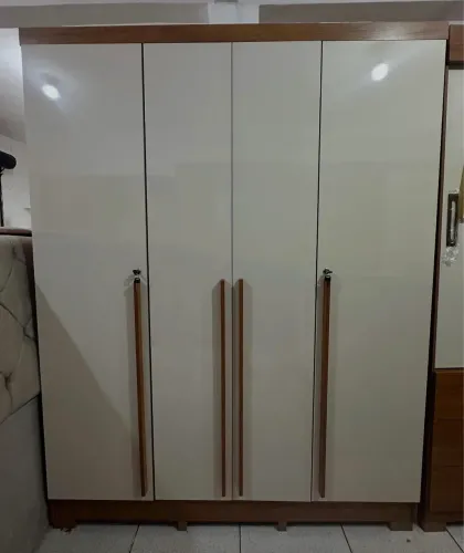 Guarda-Roupa Domus 4 portas com pés e chave  1,59m de Largura