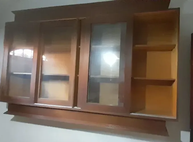 Vendo perfeito armário de madeira