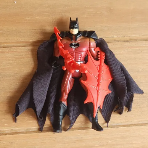 Boneco Batman Vermelho com Acessórios