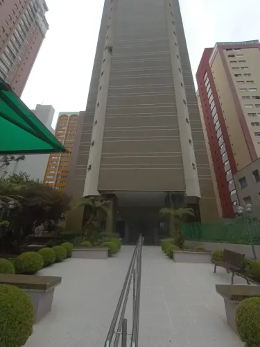 Apartamento de 02 quartos, bem localizado no Rebouças