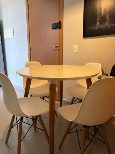 Mesa Redonda Tok&Stok com Tampo de Vidro + 4 Cadeiras Estilo Eames