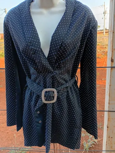 Vestido blazer preto com strass e fivela