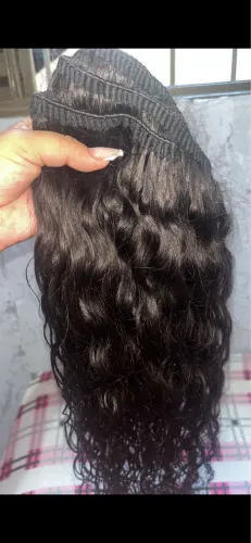 Cabelo cacheado humano.