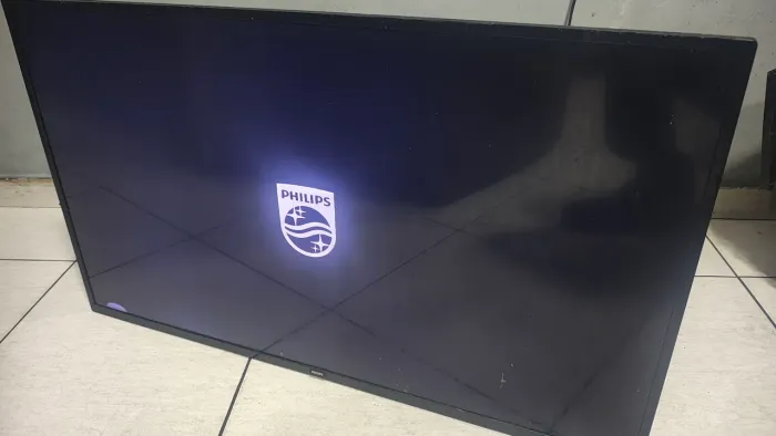 Vendo Philips tv smart 43" com defeito na tela
