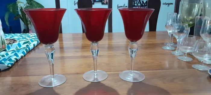 Trio de taças marçala de vinho