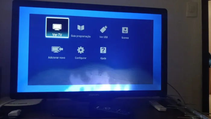 VENDO TV PHILIPS - NÃO É SMART E ESTÁ COM MANCHA BRANCA NA PARTE INFERIOR DA TELA