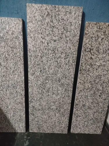 3 pedras de Granito Cinza Corumbá