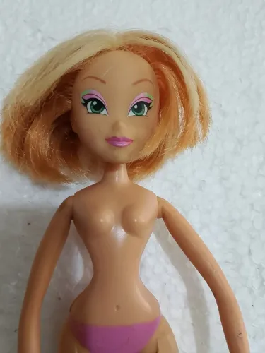 Boneca flora, personagem da animação winx club,fada da natureza.