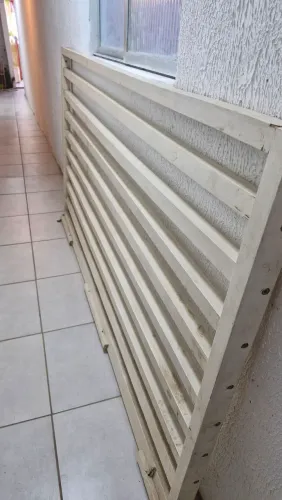 Divisória de Madeira e Cadeirinha de Manicure