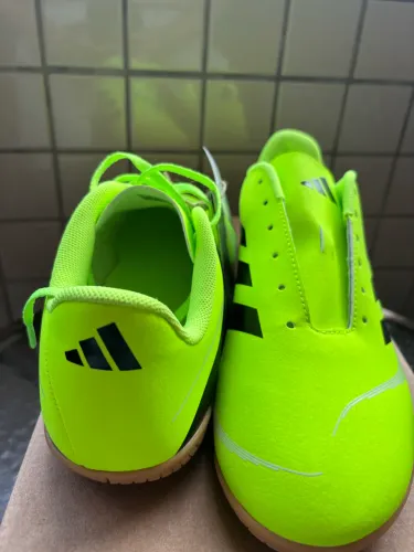 Chuteira de futsal Adidas Predator Essentials - Nova