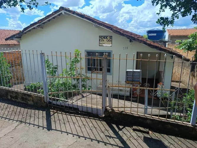 VENDE-SE CASA EM GUARANÉSIA
