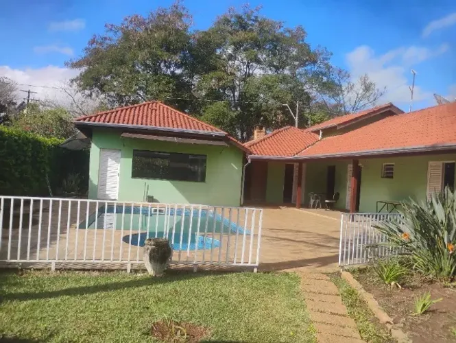 Casa com bom espaço gramado e piscina.