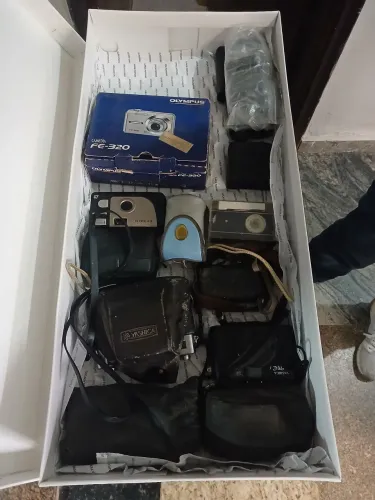 Lote Câmeras Antigas e Digitais - Olympus, Yashica e Canon