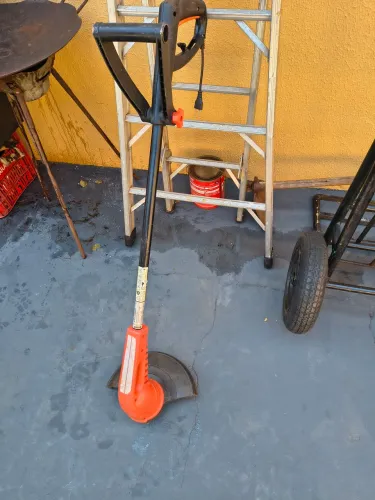 Vendo Máquina de corta grama bem conservado