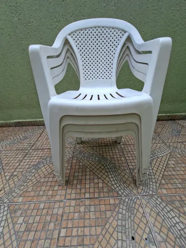 Kit com 4 cadeiras de plastico com braços 