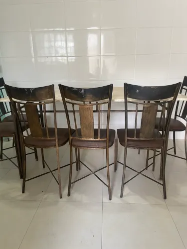 Vendo mesa de jantar com seis cadeiras  pé de ferro com tampo de bege Bahia 