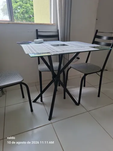 Mesa com cadeiras de metal
