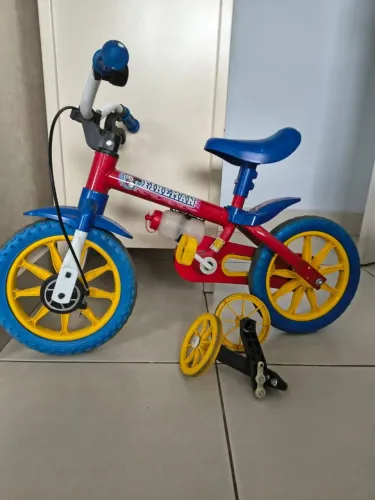 Bicicleta aro 14 com campainha, rodinhas e garrafinha