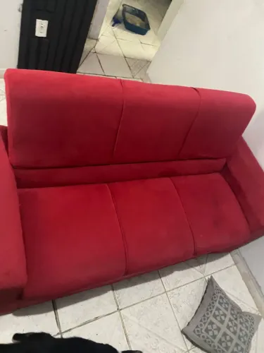 Sofá simples aveludado