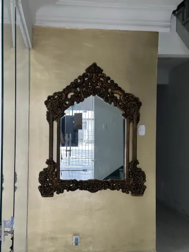Espelho de parede antigo em madeira
