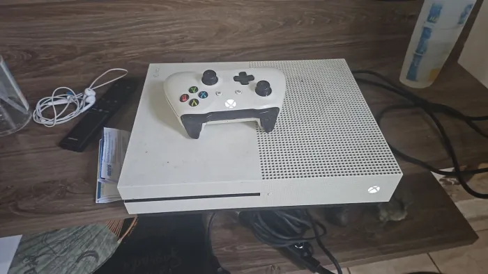Xbox One S - 1 Terabyte - 1 Controle