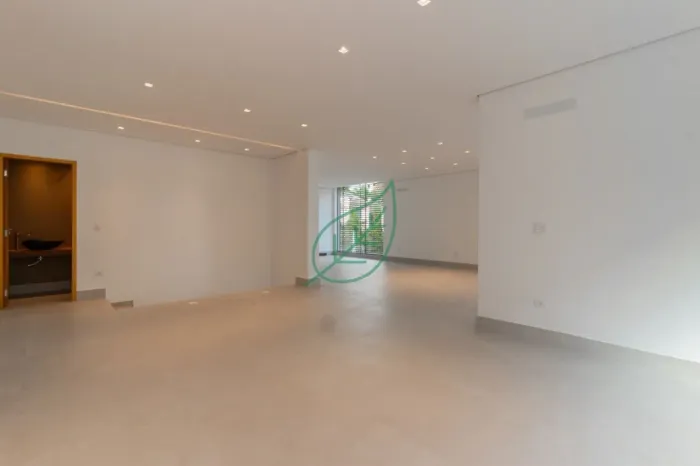 Linda casa de 5 suítes a venda no Jardim Guedala, 4 vagas de garagem e piscina.