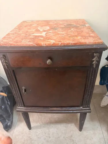 Duas Mesas de Cabeceira Antiga em Madeira Maciça com Tampo de Mármore Rosa / Vintage