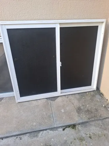Janela de vidro e 2 portas com telas