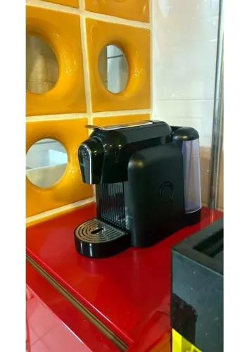 Cafeteira de Cápsulas Delta Q Qool Preta - Funcionando